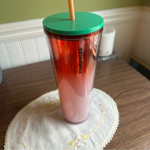 Starbucks Summer 2020 Red & White Clear Cold Cup Tumbler With Green Lid & Straw - Picture 3 of 10